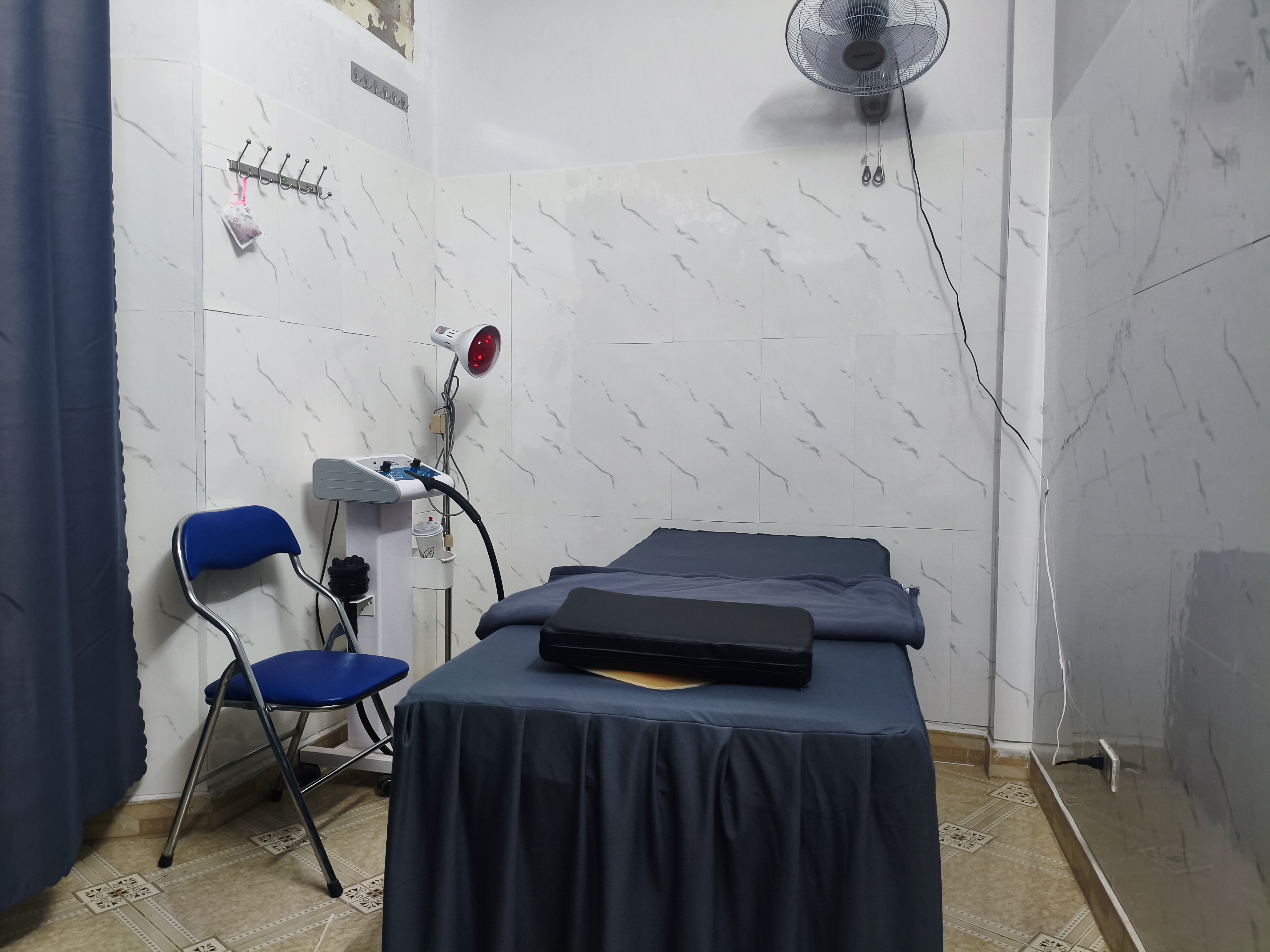 Kỹ thuật viên thực hiện xoa bóp bấm huyệt toàn thân